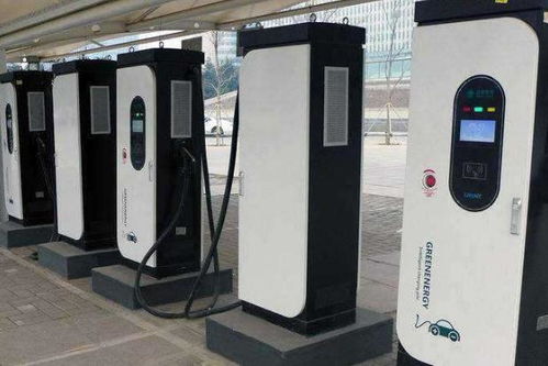 假期充電難 混動車型搶充電樁引爭議，新能源充電樁為何區別對待？